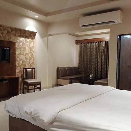 Ulhāsnagar Hotel Apratim Lodging & Boarding מראה חיצוני תמונה