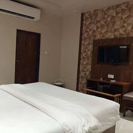 Ulhāsnagar Hotel Apratim Lodging & Boarding מראה חיצוני תמונה