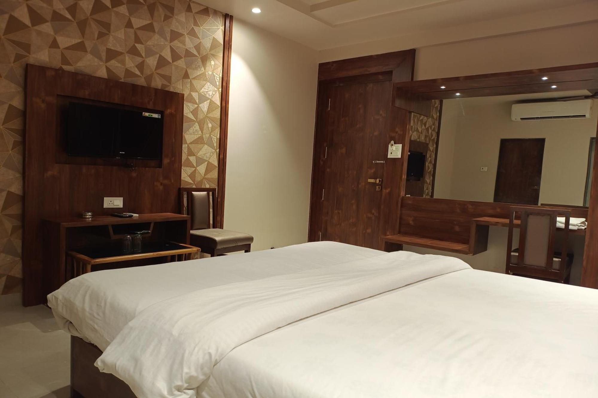 Ulhāsnagar Hotel Apratim Lodging & Boarding מראה חיצוני תמונה