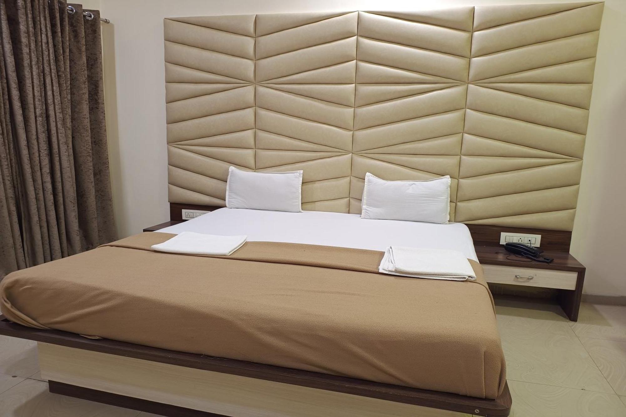 Ulhāsnagar Hotel Apratim Lodging & Boarding מראה חיצוני תמונה