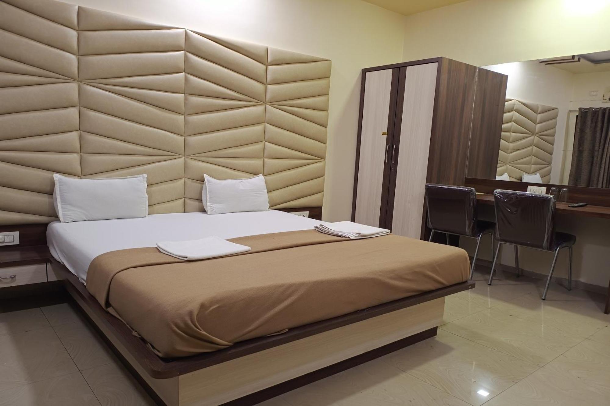 Ulhāsnagar Hotel Apratim Lodging & Boarding מראה חיצוני תמונה
